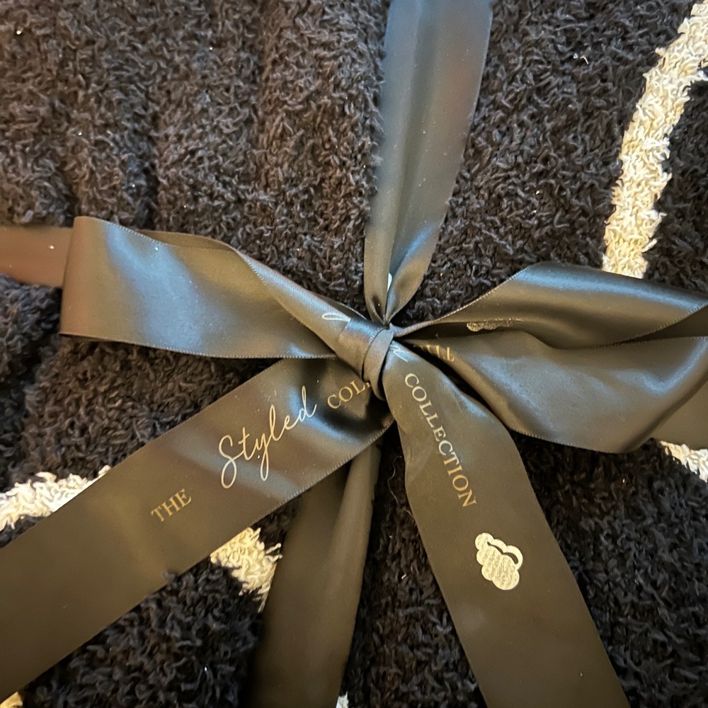 The Styled Collection Krista Horton black & white smiley face blanket reversible - Picture 6 of 7